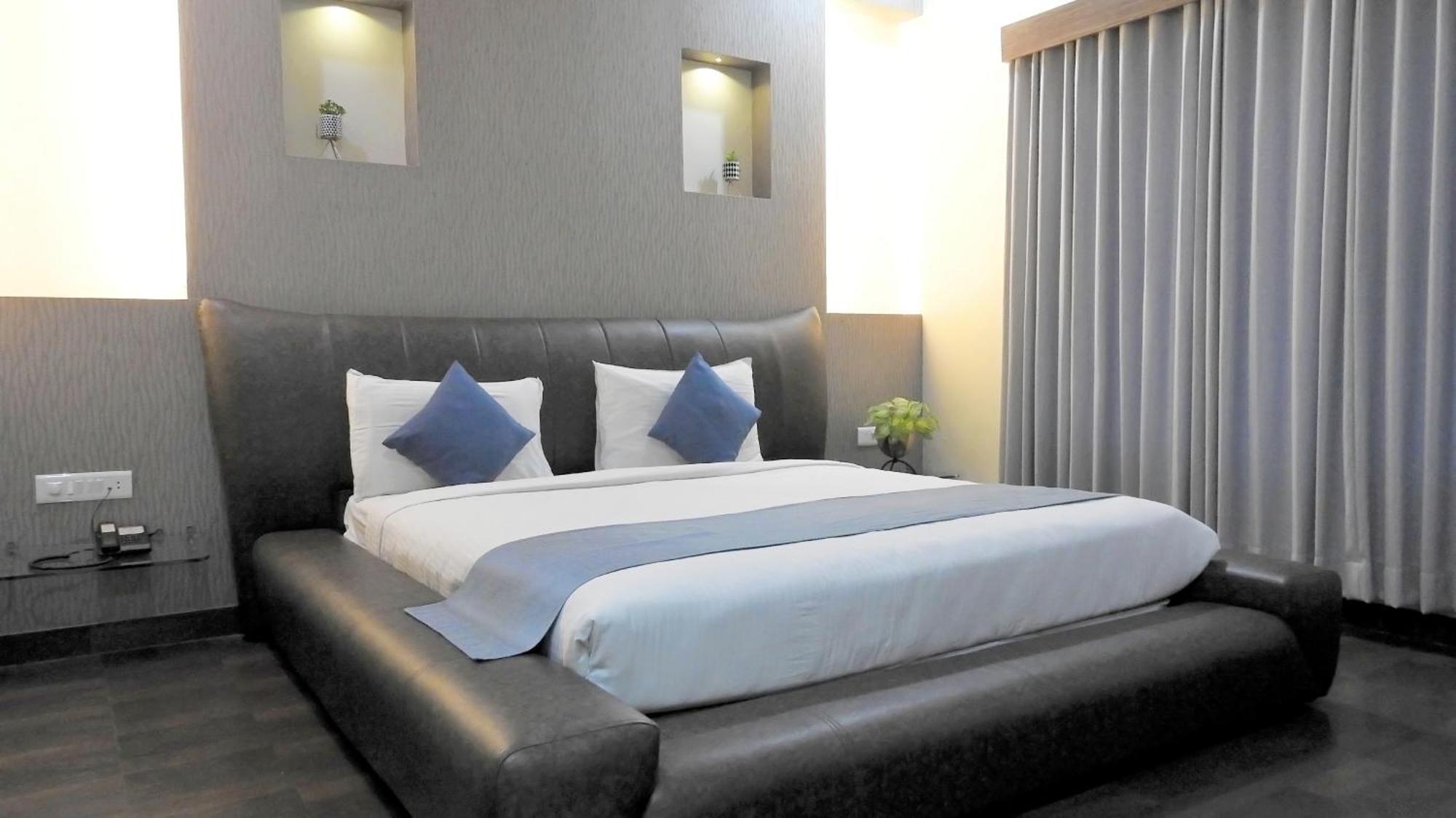 Hotel Sai Miracle Shirdi Bagian luar foto