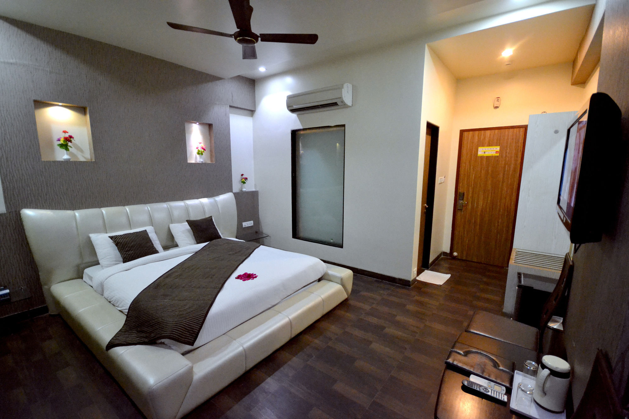 Hotel Sai Miracle Shirdi Bagian luar foto